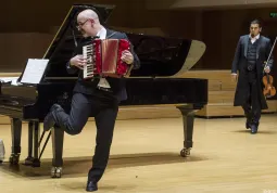 Gli artisti, provenienti dai palcoscenici di tutto il mondo, presentano un modo particolare e assai divertente di “fare” musica classica